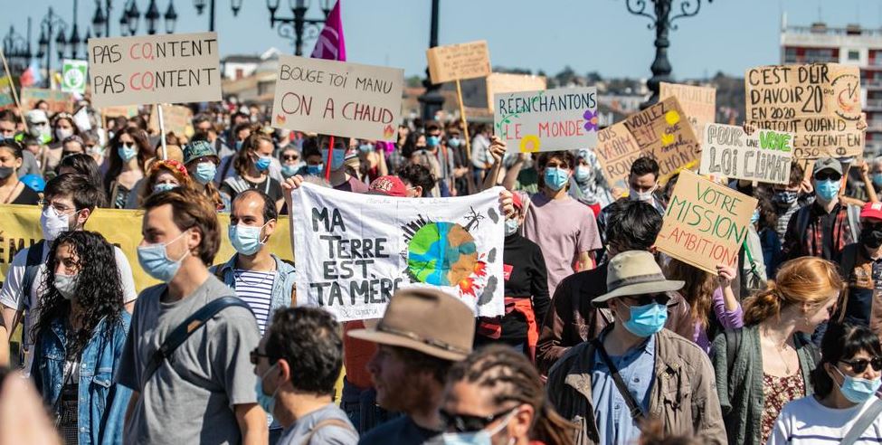 Photo manifestation écologique avec pancartes