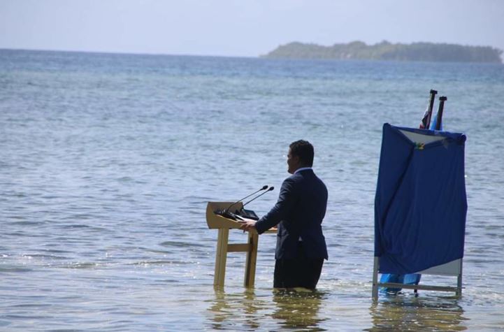 Vous etes trop politique vignette